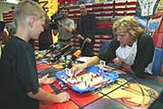 Dirk Nowitzki spielt mit T-Online Gewinner Kevon LEGO Sports Basketball in der Modellbauwerkstatt (Foto: Gerhard Blank)